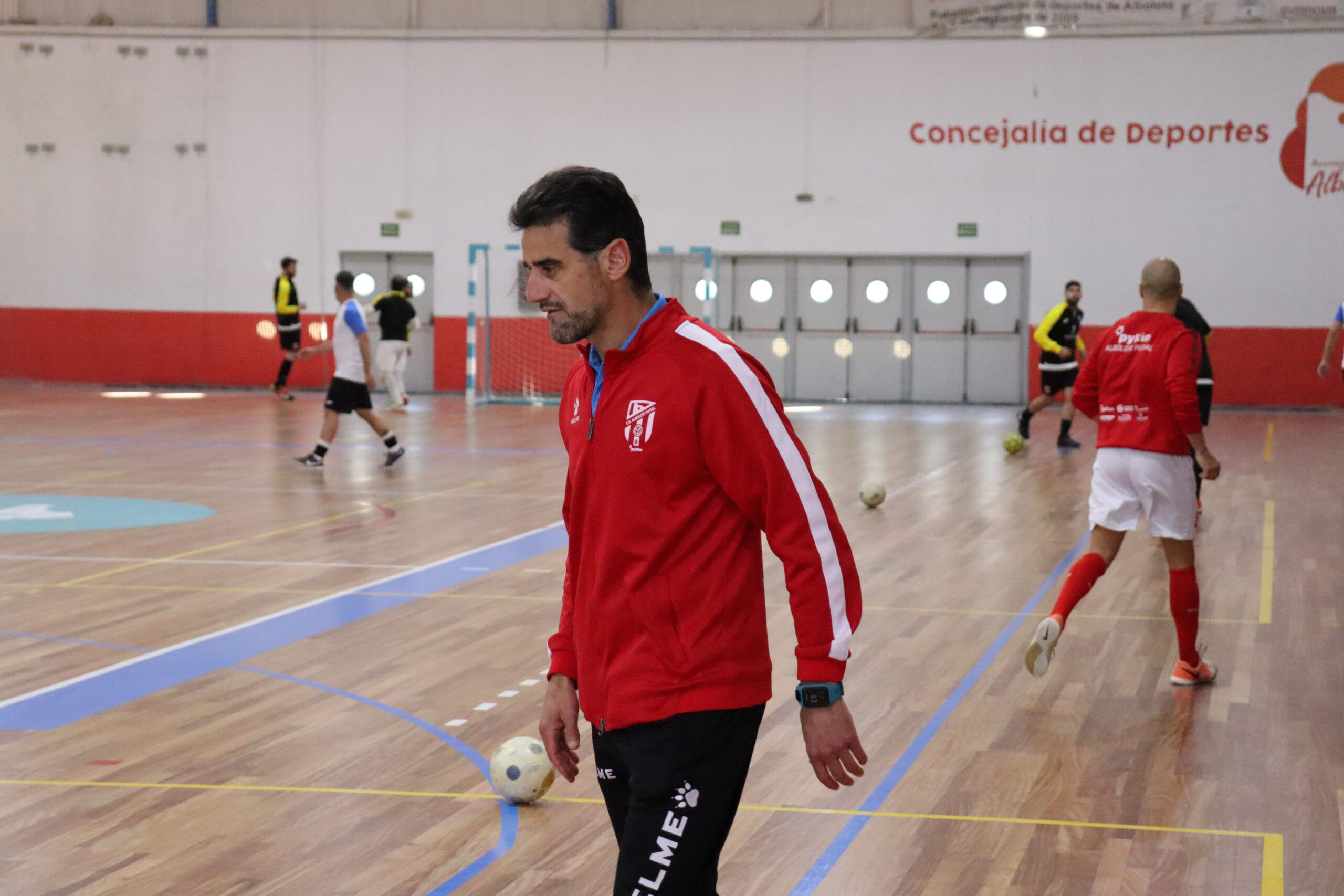 En este momento estás viendo Nacho Calero se mantiene otro curso más como delegado del HEROGRA Albolote Futsal